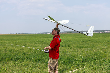 人射入天空 飞翔滑翔飞机蓝色螺旋桨航空男人航班天线玩具高度控制图片