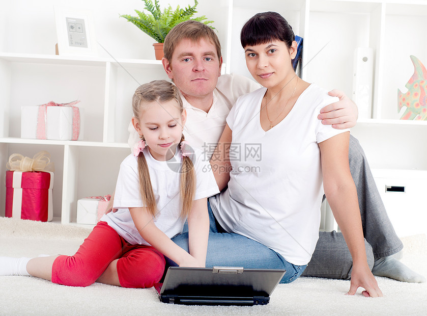 为笔记本电脑携手合作互联网孩子水平房间电子邮件快乐女士技术父母女性图片