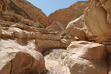 沙漠峡谷游客山脉自然橙子环境墙壁天空干旱岩石踪迹图片