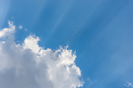 蓝天中的云和太阳天空阳光气象天气天堂臭氧环境蓝色云景场景图片
