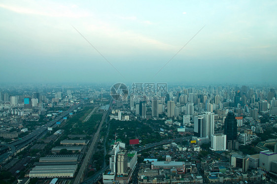 从Baiyoke天塔对曼谷的空中观察商业街道首都市中心建筑学蓝色风景天际天空景观图片