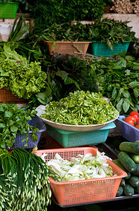供出售的新鲜水果和蔬菜摊位草药水果商食物市场杂货商店铺图片