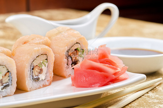 虾和鱼寿司卷小吃海鲜盘子美食海苔海藻餐厅午餐胡椒用餐图片