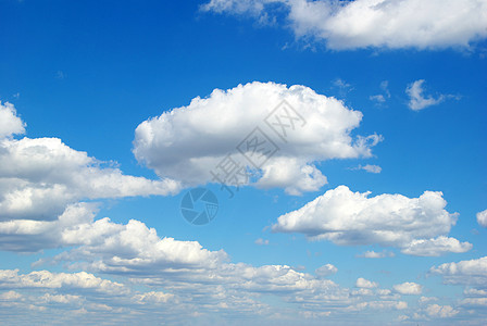 蓝色天空背景沉淀季节阳光阴霾积雨天蓝色水分气候云景环境图片