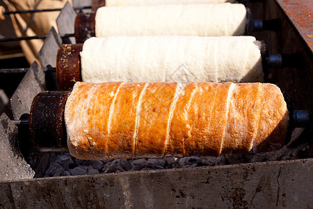 烟囱中的罗马尼亚卷饼机器传统黄油面包师坚果味道酵母美食肉桂食物图片