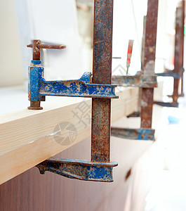 木匠螺钉夹具工具 挤压木板作坊刀具房子金属压力胶水蓝色机器紧缩木制品图片