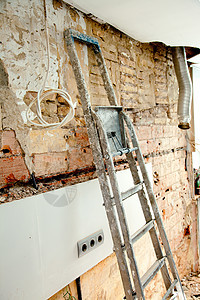 厨房室内建筑中拆除废墟的爆破瓦砾舱壁梯子垃圾楼梯陶瓷安装材料装修改造水泥图片