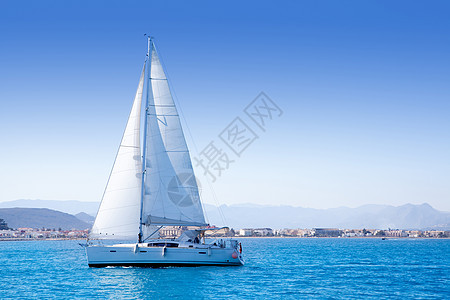 德尼亚地中海海上航行的帆帆帆旅行蓝色假期财富奢华帆船绳索旅游棕榈码头图片
