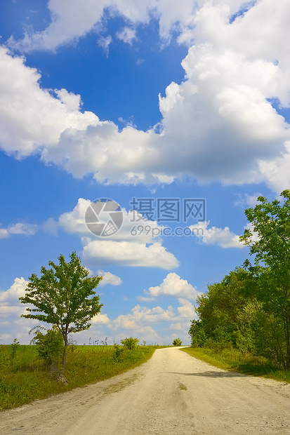 横越农村道路的云层图片