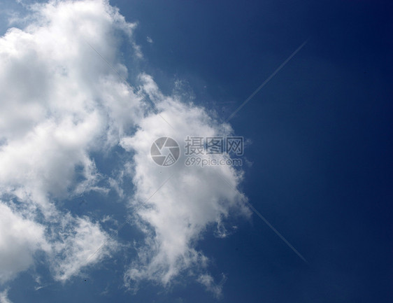 蓝天空背景蓝色环境自由柔软度气象云景天气天堂天空场景图片