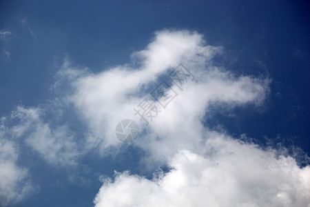蓝天空背景阳光场景自由天堂环境天际云景天空天气柔软度图片