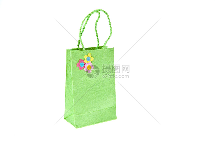 在白色背景上隔离的绿色木莓纸袋环境材料回收礼物黄色零售粉色购物生态叶子图片
