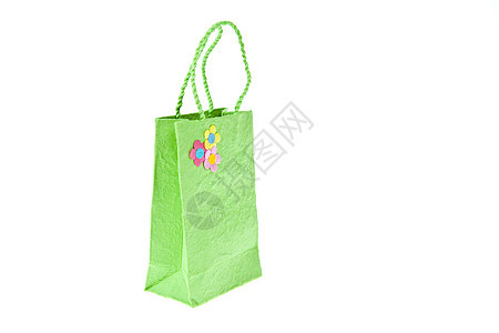 在白色背景上隔离的绿色木莓纸袋购物零售回收黄色叶子蓝色商品生态礼物环境图片