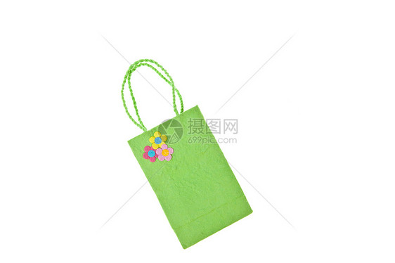 在白色背景上隔离的绿色木莓纸袋材料生态粉色商品棕色环境购物叶子回收礼物图片
