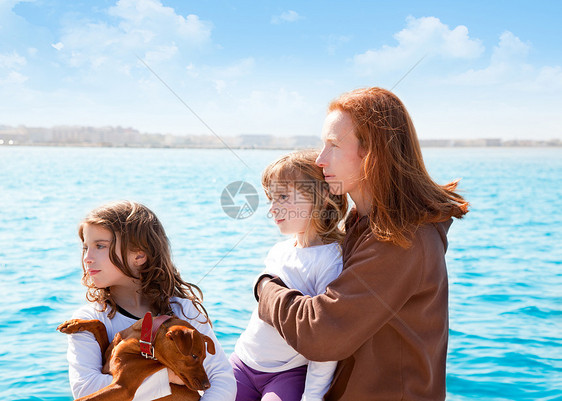 母亲和女儿姊妹女孩在海上养狗图片