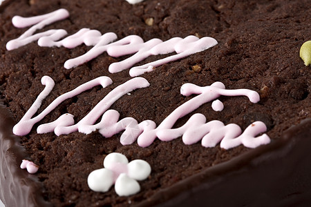 紧贴近心形的巧克力蛋糕片图片