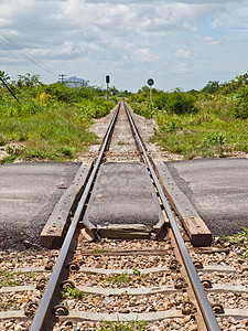 跨公路铁路轨道旅行绿色车站过境风景小路天空场景国家蓝色图片