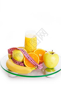 一些水果 果汁和测量胶带 刻在天秤上饮食卫生平衡身体肥胖营养机器减肥仪表美食图片