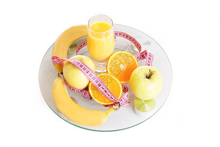 一些水果 果汁和测量胶带 刻在天秤上肥胖数字卫生饮食保健身体重量机器减肥仪表图片