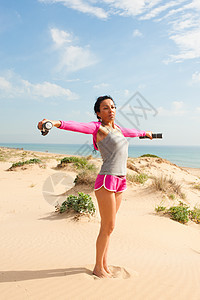 海滩健身权重晴天黑发女性闲暇享受运动训练福利拉丁图片