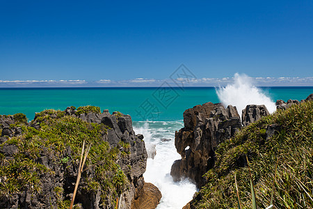 喷口孔中浮转的煎饼岩海洋蓝色波浪旅游冲浪盐水冲击生态旅游生态吸引力图片