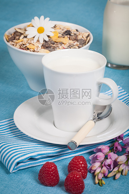 牛奶奶谷物饮食食物浆果白色杯子玉米片覆盆子蓝色早餐图片
