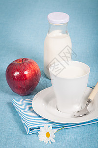 牛奶奶营养玻璃雏菊杯子白色奶制品蓝色节食饮食早餐图片