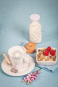 牛奶奶玻璃谷物营养早餐饼干饮食蓝色玉米片红色覆盆子图片
