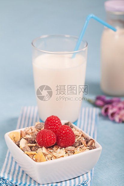 牛奶奶玉米片水果玻璃覆盆子白色早餐蓝色奶制品谷物饮食图片