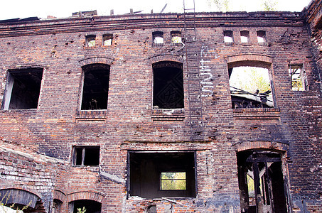 火灾后废弃的旧建筑 梯子窗图片