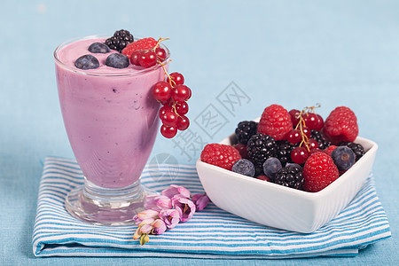 酸奶和浆果牛奶节食水果玻璃营养谷物奶油状甜点杯子奶制品图片