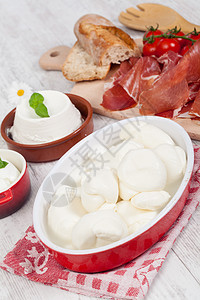 意大利莫扎里拉奶制品白色绿色盘子食物红色火腿面包饮食小吃图片