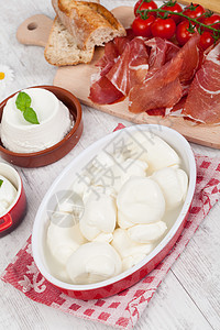 意大利莫扎里拉盘子小吃红色火腿食物白色营养面包饮食绿色图片