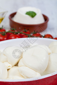 意大利莫扎里拉奶制品饮食火腿小吃红色面包绿色食物白色盘子图片