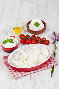 意大利莫扎里拉奶制品食物饮食面包营养白色红色火腿盘子绿色图片