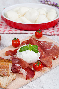 意大利莫扎里拉营养食物红色盘子奶制品饮食火腿白色小吃面包图片