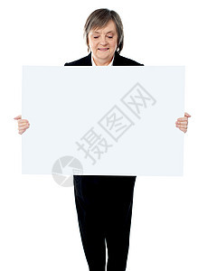 一名持有空白广告牌的女商务人士的肖像顾问职业商务白色商业微笑横幅雇主海报经理图片