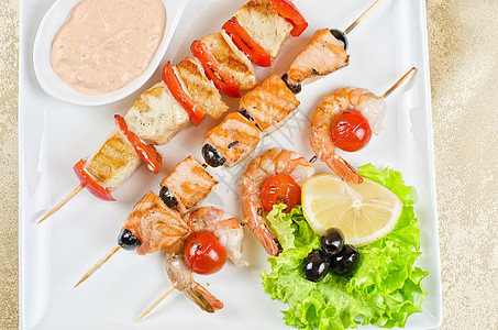 烤鲑鱼和虾美食营养烧烤餐厅油炸沙拉草药盘子食物海鲜图片