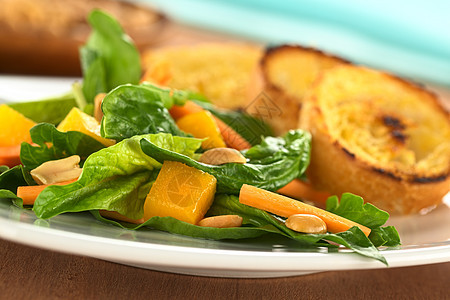 菠菜芒果胡萝卜沙拉叶子蔬菜主菜营养面包花生食物水果盘子水平图片