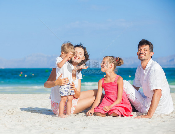热带海滩四口之家喜悦男性妈妈男生女孩异国海岸婴儿乐趣海岸线图片