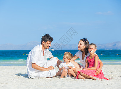 热带海滩四口之家父母海滨男性儿子乐趣喜悦幸福家庭母亲假期图片