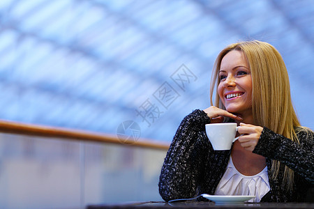 妇女喝咖啡眼睛女性饮料杯子女士蓝色餐厅快乐头发女孩图片