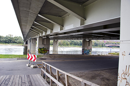 大型河桥下的道路标志路标图片