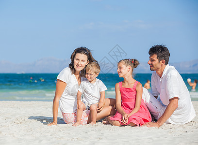 热带海滩四口之家婴儿女孩享受海洋父亲孩子乐趣女性喜悦女儿图片