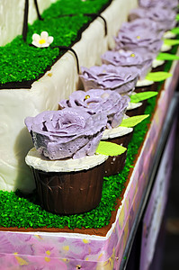鲜花蛋糕花束庆典圆形玫瑰派对巧克力糕点食物装饰甜点图片