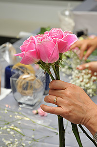 手制作花束女性花瓣花店礼物女士庆典花朵植物玫瑰美丽图片