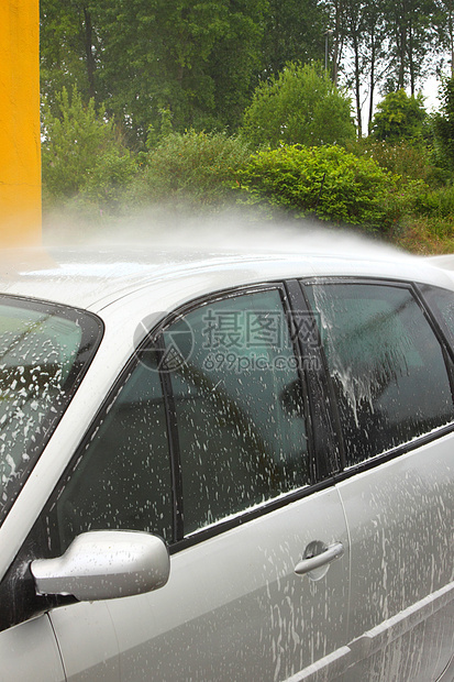 用喷水和洗发水洗车窗户车辆清洁工飞溅流动打扫车站玻璃软管服务图片