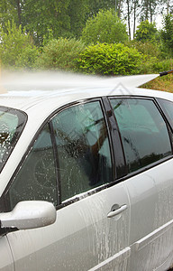 用喷水和洗发水洗车车辆软管清洁工窗户服务肥皂流动飞溅打扫玻璃图片