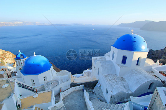 希腊 圣托里尼 正统教堂蓝丘陵天空村庄地方旅游圆顶目的地城市建筑悬崖景观图片