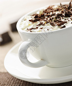 热巧克力牛奶奶油刨花鞭打配料饮料杯子飞碟拿铁食物图片